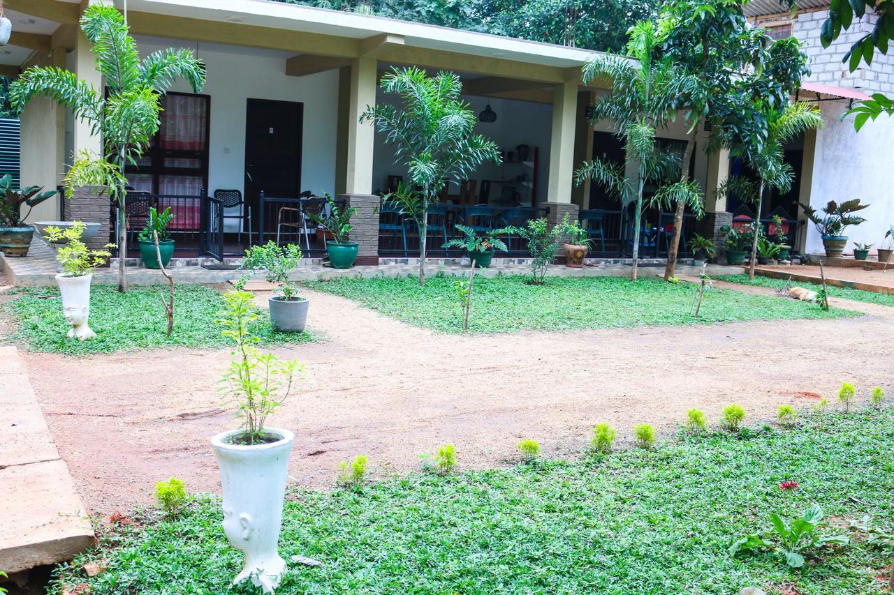 Bed & Bicycle Hostel Dambulla Bagian luar foto